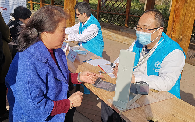 【学雷锋日】玩球,玩球（中国）举办“爱满京城，牵手智慧家医”志愿服务活动(图5)